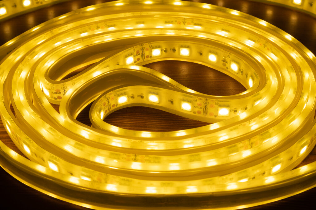 Fita de led e led refletor: onde usar cada solução para ganhar efeito e funcionalidade?