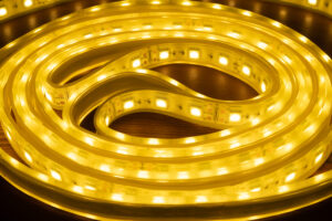 Fita de led e led refletor: onde usar cada solução para ganhar efeito e funcionalidade?